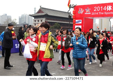 On November 1, 2014, the xi 'an city wall international marathon match, from global 59 countries and regions more than 2700 athletes in the ancient city wall is a competitive sport.