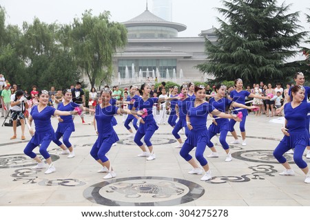 On August 8, 2015, from xi \'an not ended the aunt who jumped up on the xi \'an museum square elastic dance, attract visitors to watch.