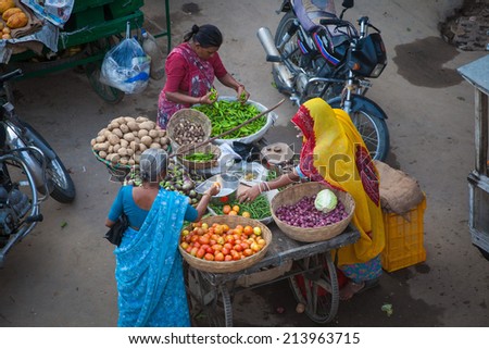 PUSHKAR, INDIA - JULY 29: Night street scene at a market with traffic in Pushkar on July 29,2010 in Pushkar, Rajasthan, India