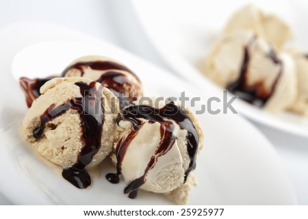 معلومات وفوائد عن الايس كريم Stock-photo-ice-cream-with-chocolate-syrup-25925977