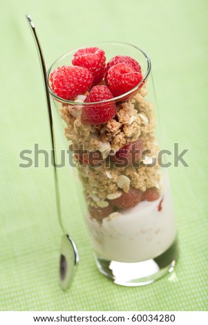 cereal with berries and yogurt