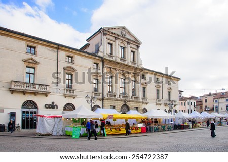VICENZA, ITALY - JAN 31, 2015: Local market in Piazza del Castello, with sellers and shoppers, in Vicenza, Veneto, Italy
