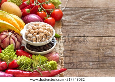 Black and white chickpea in bowls with vegetables