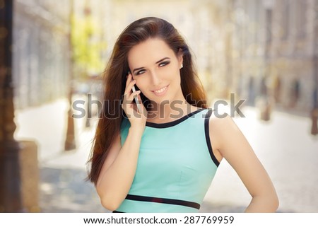 Beautiful Woman Talking on Smartphone - Portrait of a urban businesswoman talking on the phone