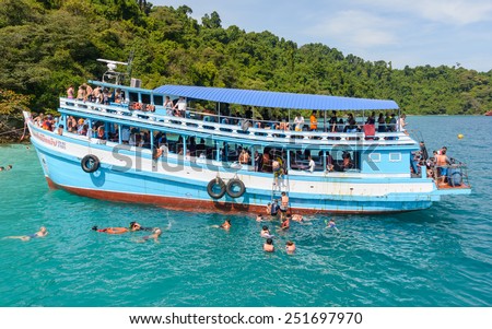Koh chang Trat,THAILAND - December 29, 2014:  Unidentified Travel tourist People  scuba diving with tour motor boat. koh chang is popular tourist destination for holidays at Trat, Thailand .