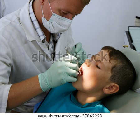 The doctor treats a teeth