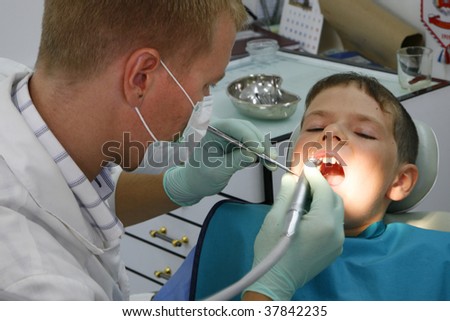 The doctor treats a teeth (horizontal)