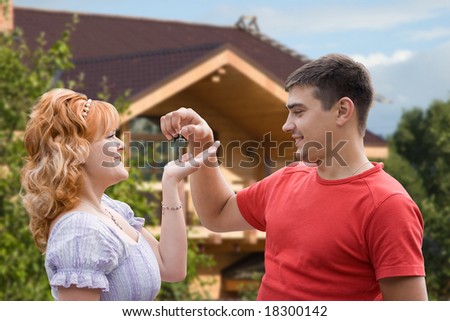 Man handing a woman keys