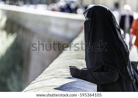 The niqab, is a long tunic that covers completely the body and the head. Scarcely it leaves to the overdraft the eyes of the woman.