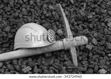 Photo helmet and pick commemorating the death of miners, black and white photo