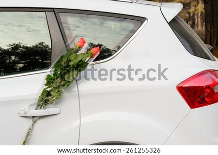 Bouquet of roses in the car door