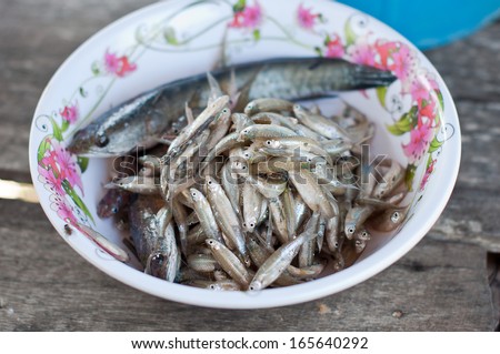 Raw fish in a cup of raw materials in the cooking of farmers.