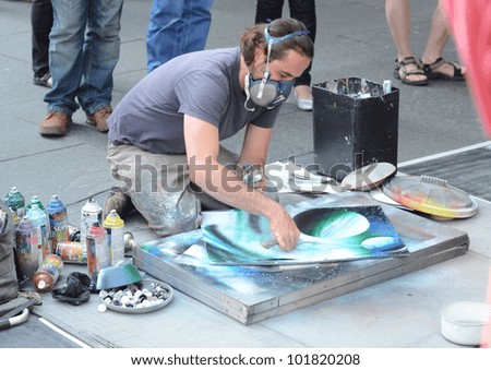 EDINBURGH - JULY 30: an artist at work on July 30, 2011 during the Fringe Festival on the Royal Mile in Edinburgh, Scotland. The Fringe is the world\'s largest arts festival with 2,500 shows.