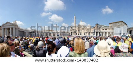 VATICAN CITY - JUNE 5: pilgrims and tourists in Saint Peter\'s Square for a Papal audience on June 5, 2013 in Vatican City. Pope Francis has a weekly general audience on Wednesdays.