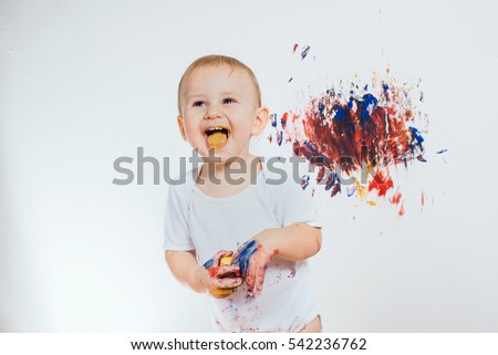 The child got dirty colors. Eat paint and smiles.