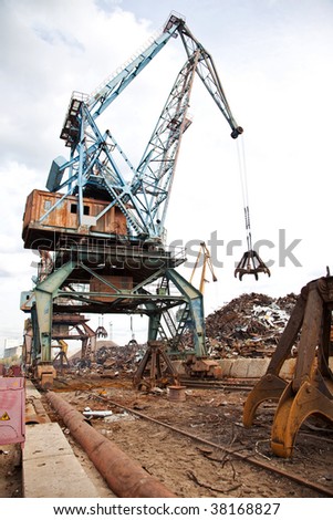 Industrial grabber the crane loads scrap metal