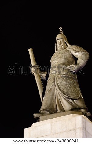 Statue of the Admiral Yi Sun-Sin, the Korean hero at Gwanghwamun Square in the night