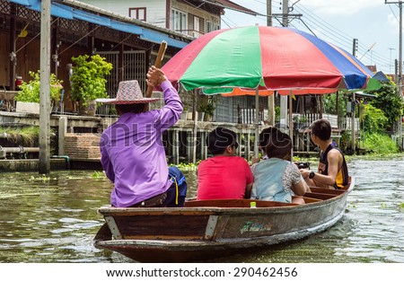 RATCHABURI,THAILAND-JUNE 19 : Unidentified People and Tourist on the boat tour Damneonsaduak Floating Market on June 19, 2015 in Ratchaburi,Thailand.