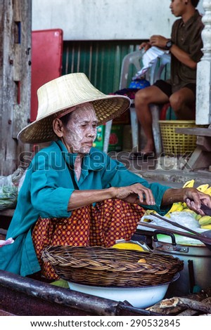 RATCHABURI, THAILAND - JUN 19: A woman makes Thai food at Damnoen Saduak floating market on June 19, 2015 in Ratchaburi, Thailand. Its popular for traditional style Thai food and old Thai culture.