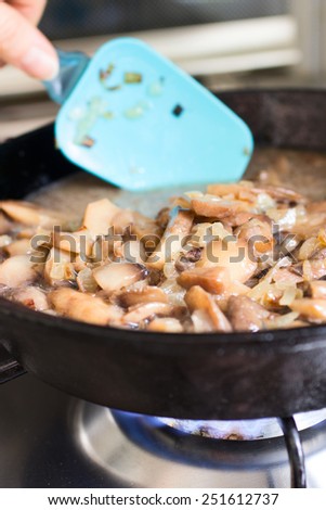 Cooking mushrooms with onion