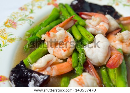 Fried shrimp / prawn with asparagus and vegetable in oyster sauce .