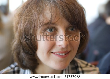 The woman smiling and doing interesting talk