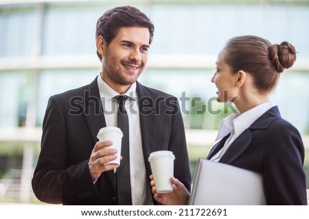Young businesswoman with male colleague discussing. businessman and businesswomen drinking coffee outside