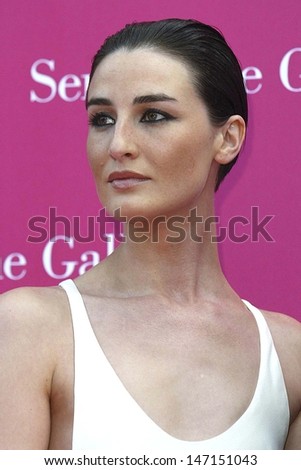 London. Erin O\'Connor, actress, at the Serpentine Gallery Summer Party. 16 June 2004. JENNY ROBERTS/LANDMARK MEDIA
