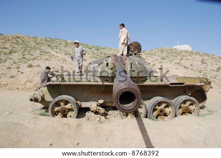 عكسهاي افغانستان Stock-photo-afghan-kids-on-military-tank-8768392