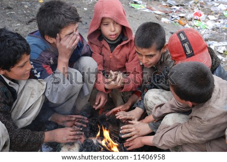 عكسهاي افغانستان Stock-photo-boys-sit-around-fire-11406958