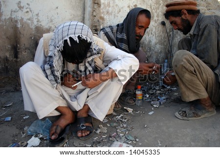 عكسهاي افغانستان Stock-photo-afghan-opium-smokers-14045335