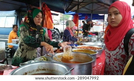 SELANGOR, MALAYSIA - JUNE 19: Muslim food merchants selling halal food on JUNE 19, 2015 in Bazar Ramadan Danau Kota, Setapak, Kuala Lumpur. Muslim in Kuala Lumpur begin fasting on 17 June 2015.