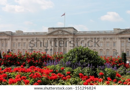 Buckingham Palace in London England where Queen lives