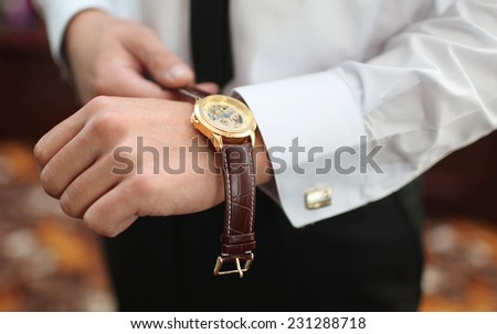 men\'s watches on the arm