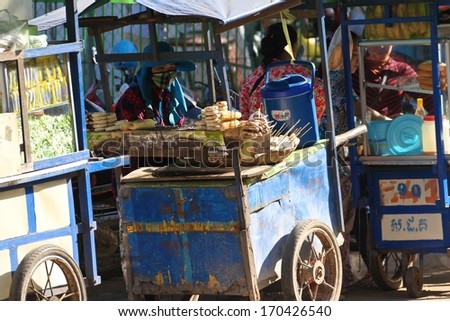 SIEM REAP, CAMBODIA - NOVEMBER 27: A Cambodian street food vendor in Siem Reap, Cambodia on the 27th November, 2013.
