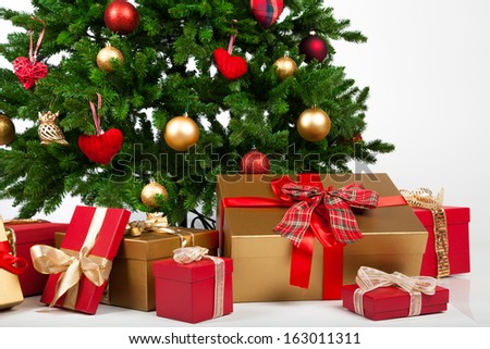 Christmas tree and many present boxes
