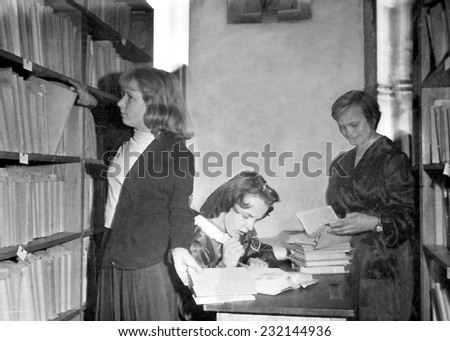 JASLO,POLAND - CIRCA 1959 : vintage photo of school-girls in school Library with books