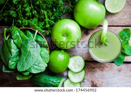 Green smoothie with apples,parsley,spin ach,cucumber,lime and min