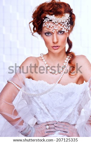 wedding image, portrait of the bride,bridal veil,pearl tiara