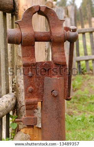 An old vice grip in the blacksmith's backyard. Very rust but still ready to use.