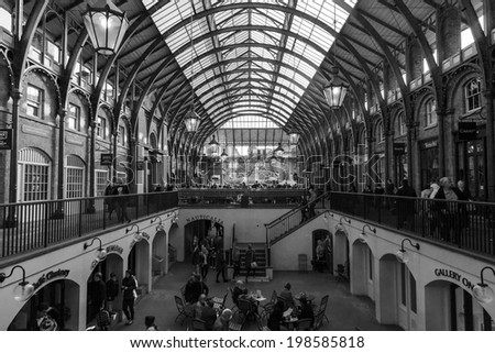 LONDON, GREAT BRITAIN - 5th of may 2014: Tourists visit  Covent Garden, London - currently is one of top 5 shopping destinations in London on 5th of may 2014 in LONDON, GREAT BRITAIN
