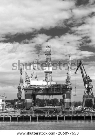 Semi submersible rig in the harbor (black and white)