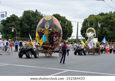 KIEV, UKRAINE - AUGUST 24: Transporting of the big Easter egg to the All Ukrainian Vyshyvanka Parade at Independence Day on August 24, 2013 in Kiev, Ukraine.