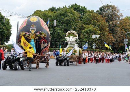 KIEV, UKRAINE - AUGUST 24: People in national costumes are transporting the big Easter egg and wonderwork-bird to the All Ukrainian Vyshyvanka Parade at Independence Day on August 24, 2013, Ukraine.