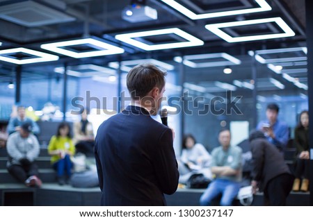 Speaker at Talk in Business Conference. Tech Executive Entrepreneur Speaker on Stage at Conference. Presenter Giving Business Presentation at Meeting. Corporate Exhibition for Investors Event.