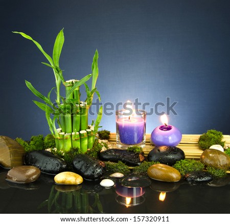 Wax Spa sphere, candle in a glass the light is warm, Bamboo, Moss moisturize vibrant placed on bamboo and stone spa arranged pattern in the water\'s reflection in the water makes you feel relaxed.
