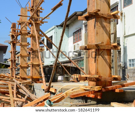 Template reinforced concrete columns It is made of wooden, strong and firmly fixed together by inserting steel rods and pour cement into a wooden template to make post structure of the building.