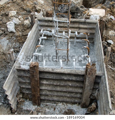 construction  of  an  industrial  buildiang  deep  foundation  pit.