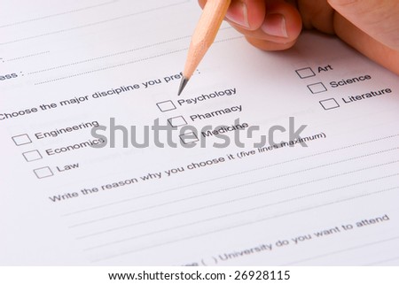 Focusing on the tip of the pencil when the person is going to choose the major discipline from the questionnaire.
