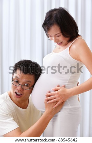 Chinese husband try to hear fetus sound in her wife womb